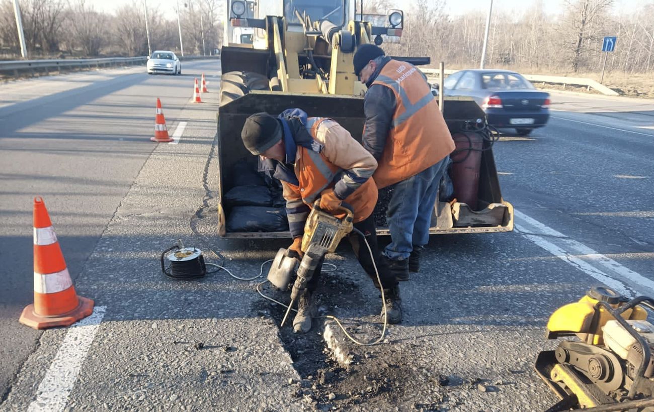 Яма на дорозі: як не "вскочити" в ДТП та хто оплатить ремонт машини