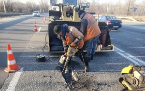 Яма на дорозі: як не "вскочити" в ДТП та хто оплатить ремонт машини