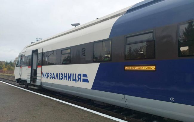 Понад 15 годин: в Україні другу добу поспіль масові затримки поїздів "Укрзалізниці"