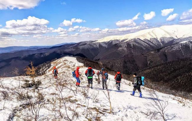 Мужчины на снегоходах заблудились в Карпатах: двоих нашли, третьего еще ищут