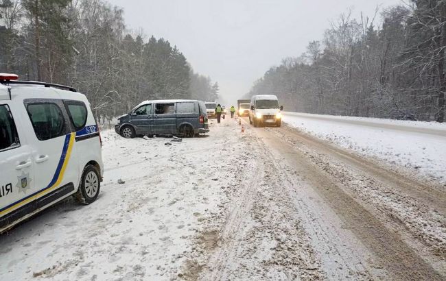 На трасі Київ-Чернігів перекинувся мікроавтобус: є постраждалі