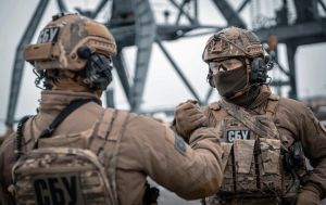 Дрони СБУ з повітря і моря вдарили по ворожій РЛС на вишках у Чорному морі: відео