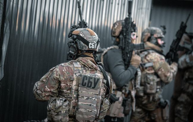 "Охотилась" на бронетехнику ВСУ под Бахмутом: правоохранители задержали агента ФСБ (фото)