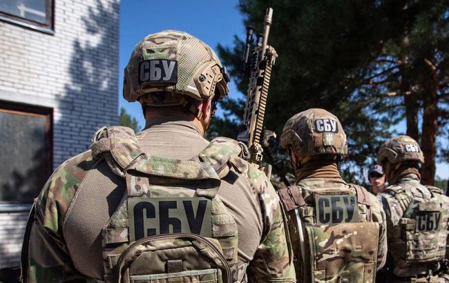 Годували окупантів та катували полонених на Херсонщині: СБУ затримала двох агентів РФ