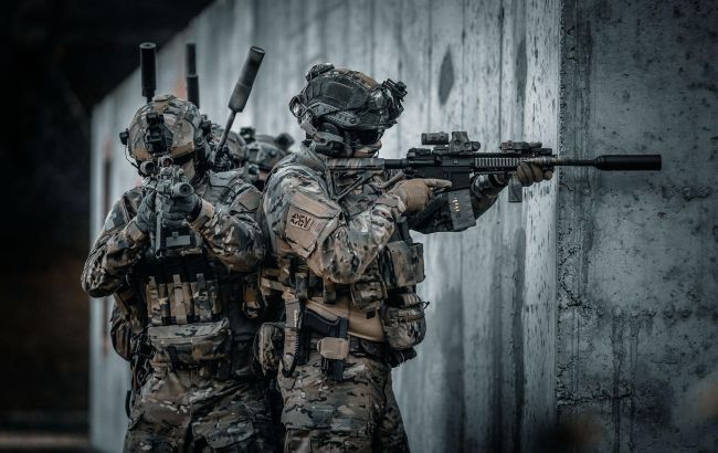 СБУ задержала двух охранников российской пыточной из Херсона. Им грозит 15 лет тюрьмы