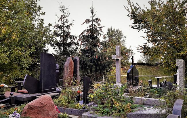 Киевлян просят не ходить на кладбище в поминальные дни: могут быть сюрпризы