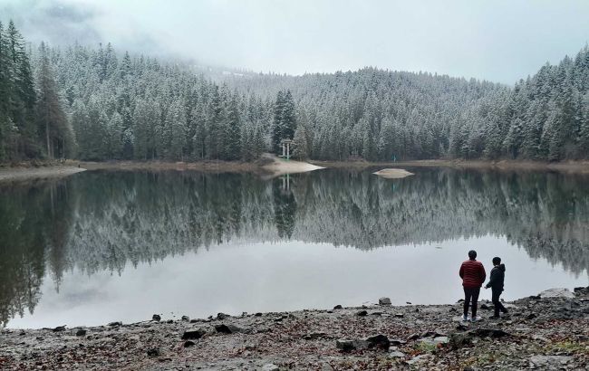 "Природа отдыхает". Как выглядит озеро Синевир после первого снега: фото