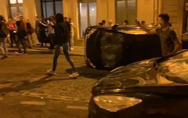 В Париже футбольные фаны устроили беспорядки:  полиция применила слезоточивый газ
