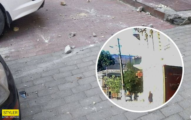 В Одессе фасад дома чуть не упал на головы прохожим: видео поразило сеть