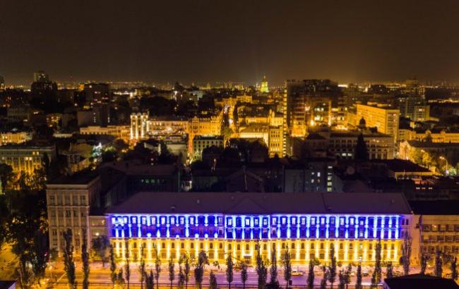 В Киеве фасад здания превратился в флаг Украины