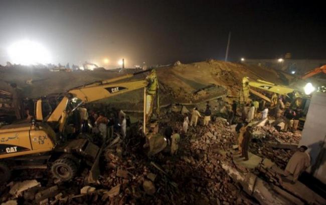 При обрушении фабрики в Пакистане погибли 16 человек, более 100 под завалами