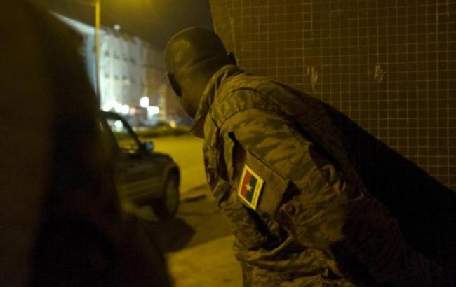 Из захваченного боевиками отеля в Буркина-Фасо освобождены 126 заложников