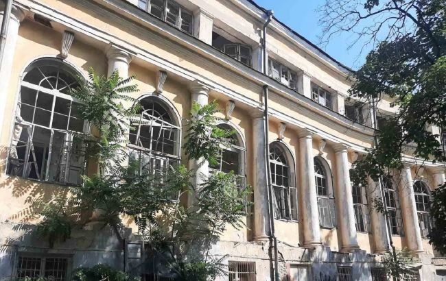 В Одессе показали, как выглядит одна из старейших больниц после дронового удара (фото)