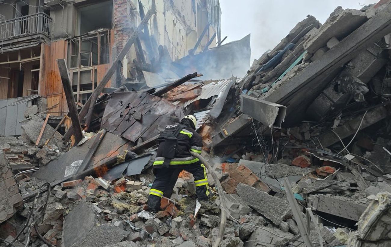РФ вдарила балістикою по центру Харкова, під завалами люди: що відомо на зараз