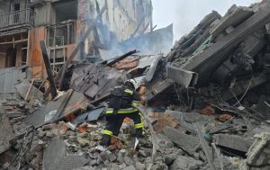 РФ вдарила балістикою по центру Харкова, під завалами люди: що відомо на зараз