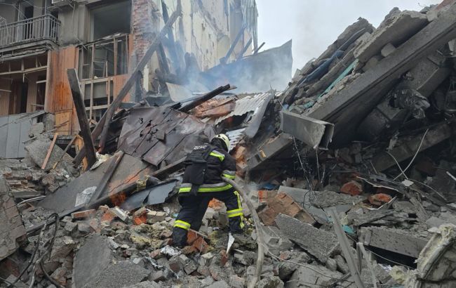 РФ вдарила балістикою по центру Харкова, під завалами люди: що відомо на зараз