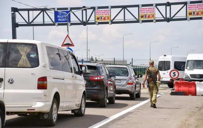 "Сьогодні краще не їхати". На кордоні України з Польщею черги з понад 600 авто