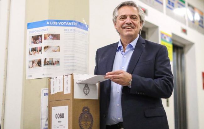 На выборах президента Аргентины лидирует оппозиционер Фернандес