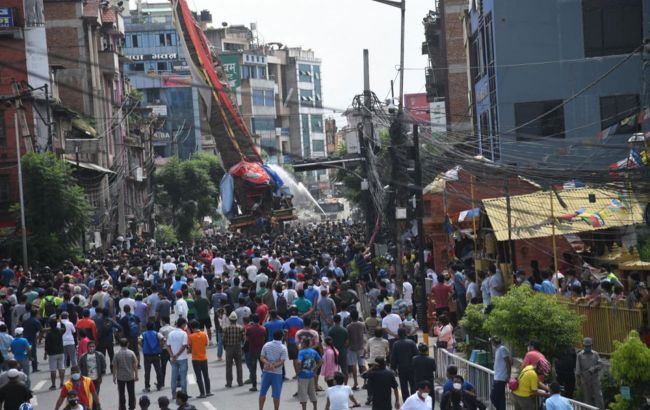 Порушили карантин: в Непалі сльозогінним газом і водометами розігнали віруючих
