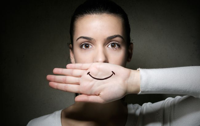 Может ли "фейковая" улыбка поднять настроение вам и окружающим: ответ ученых