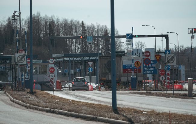 Финляндия закрыла четыре пункта пропуска на границе с Россией: названа причина