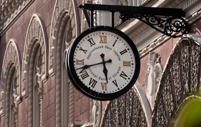 НБУ збільшив продаж доларів із резервів майже до 3 млрд доларів