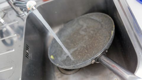 Як без зусиль відмити сковороду від жиру: лайфхак від англійських господинь