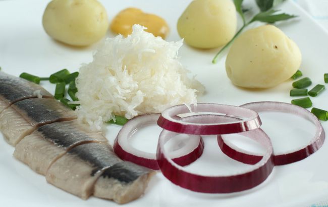 Горчит селедка с луком? Этот простой лайфхак поможет вам исправить блюдо