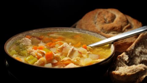 Хороший куриный бульон этого "не любит": ошибки, которые делают многие