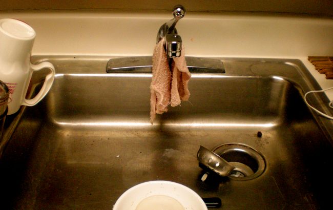 Як швидко почистити раковину і позбутися від жахливого запаху