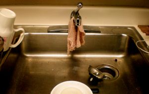 Як прочистити засмічений злив: поради сантехніка, які справді працюють