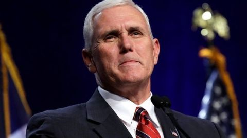 Пенс после критики начал носить маску