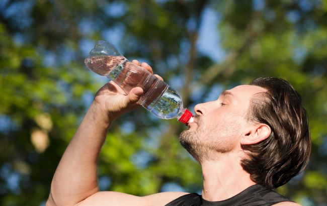 Чому пляшку з водою не можна лишати в авто: поширена "сезонна" помилка водіїв