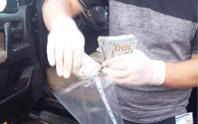 В Киеве прокурора и бывшего работника ГПУ задержали на взятке в 22 тыс. долларов