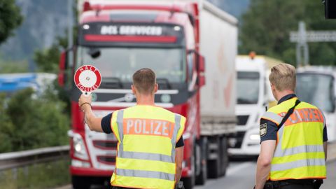 В Греции задержали грузовик с 80 мигрантами