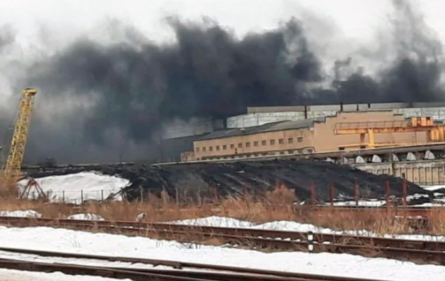 У російському Ярославлі почалася пожежа на території моторного заводу