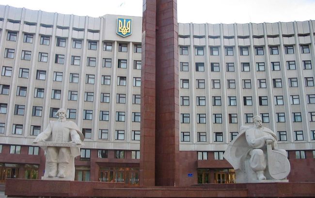 Система "своїх" підрядників: в Івано-Франківській ОВА викрили схему обходу тендерів