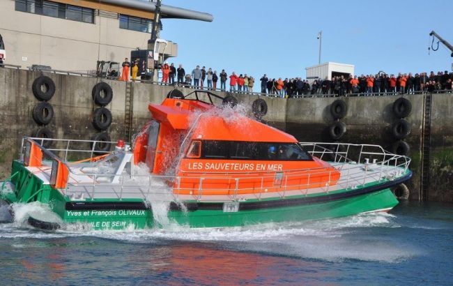 Во Франции перевернулось спасательное судно, есть погибшие