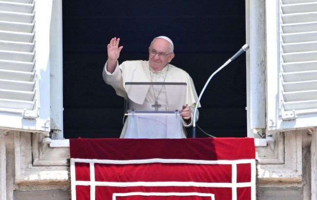 Папі Римському зробили повторну операцію на черевній порожнині