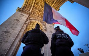 У Парижі винесли вирок молдаванам за графіті з трунами "солдатів Франції в Україні"