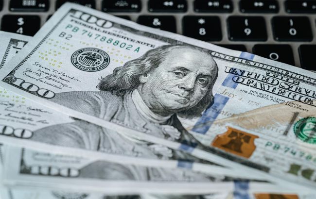 Вартість долара в обмінниках перевищила 43 гривні