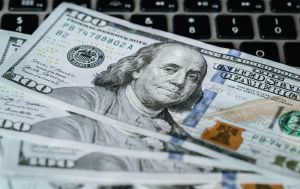 Офіційний курс долара і євро зріс на 17-20 копійок