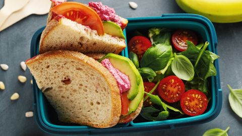 С 1 января детей погибших военных будут кормить бесплатно