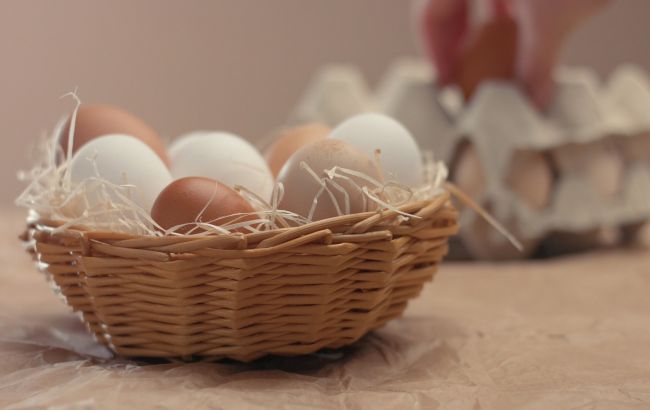 Навіщо досвідчені кулінари трясуть яйця перед варінням. Трюк, який вирішує важливу проблему