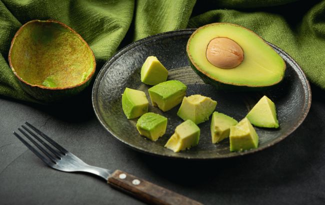 Як швидко розрізати авокадо на четвертинки? Спробуйте геніальний спосіб