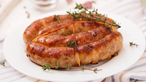 Рецепт вкуснейшей домашней колбасы: обойдется вам в копейки