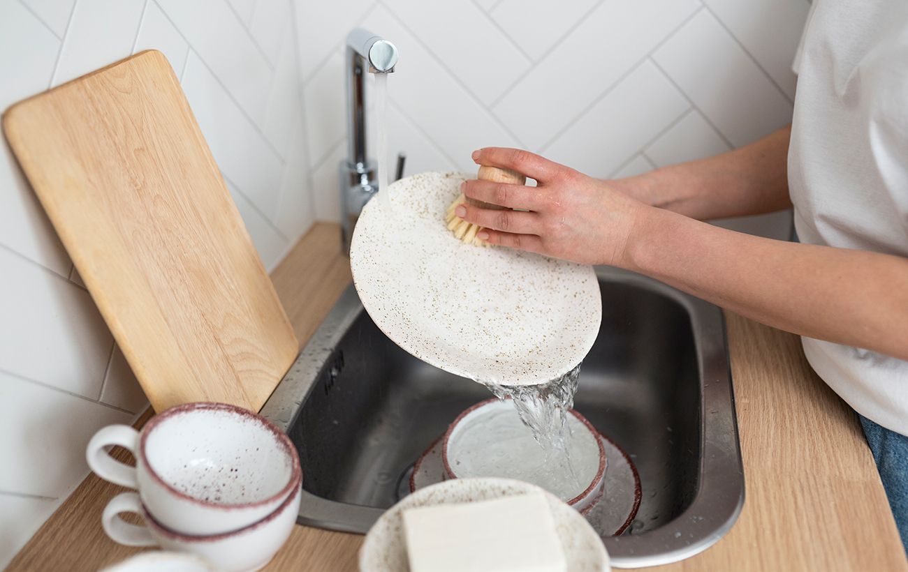 Это простое средство поможет отмыть жир с посуды даже в холодной воде .