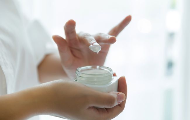 Чому не потрібно викидати прострочений крем для обличчя та де його можна застосувати