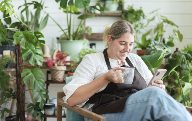 Навіщо досвідчені садівники підливають в горщики з квітами чай: наскільки це корисно