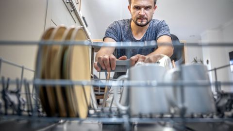 Названы самые грязные места на кухне, о которых мало кто догадывается